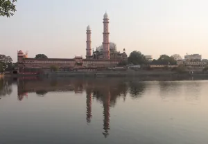 Taj-ul-masajid and lake.jpg