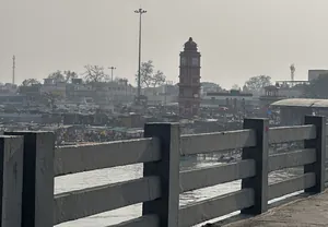 Clock tower and ghat, Garhmukteshwar.jpg
